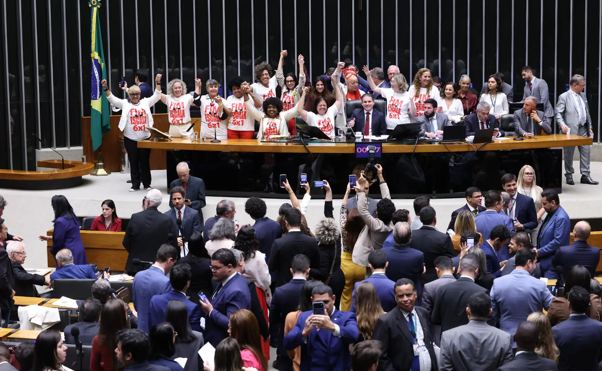 Fim da escala 6x1 avança no Senado: entenda os possíveis impactos da mudança para trabalhadores e empresas